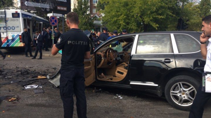 Cum arata Porsche-ul si troleibuzul nr. 22 care s-au ciocnit puternic la Buiucani. Masina, facuta zob, iar troleibuzul grav avariat - FOTO