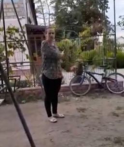 Cearta la un teren de joaca din Anenii Noi. Momentul in care o femeie le interzice copiilor sa se dea in scaranciob pentru ca este doar a celor din curte: "Du-te la tine acasa si spune-le parintilor sa-ti faca asa leagan" - VIDEO