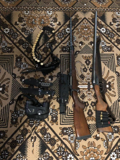 Doi barbati, printre care un candidat la functia de consilier local, suspectati pentru furt in suma de 140 000 lei si 500 euro. In urma perchezitiilor la domiciliul acestora, oamenii legii au gasit arme detinute ilegal si munitii, dar si pistolul cu care a fost amenintata victima - VIDEO Doi barbati, printre care un candidat la functia de consilier local, suspectati pentru furt in suma de 140 000 lei si 500 euro. In urma perchezitiilor la domiciliul acestora, oamenii legii au gasit arme detinute ilegal si munitii, dar si pistolul cu care a fost amenintata victima - VIDEO