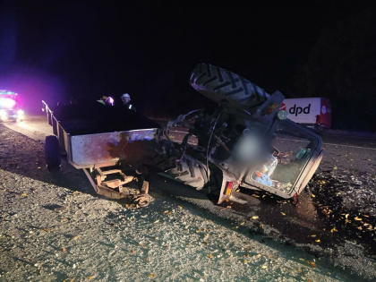 Doi barbati au fost raniti dupa ce un microbuz a intrat violent in remorca tractorului in care se aflau. In urma impactului, vehiculul s-a rasturnat - FOTO