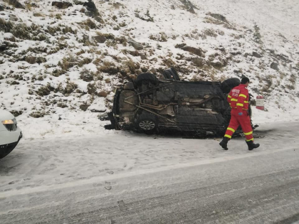 O masina a alunecat pe gheata pe Transfagarasan, dar a cazut tot pe sosea. Automobilul a cazut de la o inaltime de 40 de metri - VIDEO O masina a alunecat pe gheata pe Transfagarasan, dar a cazut tot pe sosea. Automobilul a cazut de la o inaltime de 40 de metri - VIDEO
