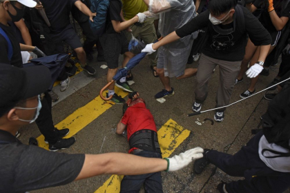 Taximetrist batut de manifestantii din Hong Kong dupa ce a intrat cu masina in multime - GALERIE FOTO Taximetrist batut de manifestantii din Hong Kong dupa ce a intrat cu masina in multime - GALERIE FOTO
