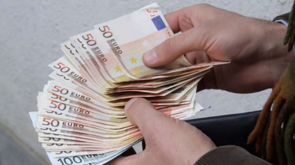 A cerut 2 mii de euro ca sa-l scape pe un invinuit de pedeapsa. Un avocat din Cahul a fost retinut si risca sa stea 6 ani dupa gratii A cerut 2 mii de euro ca sa-l scape pe un invinuit de pedeapsa. Un avocat din Cahul a fost retinut si risca sa stea 6 ani dupa gratii