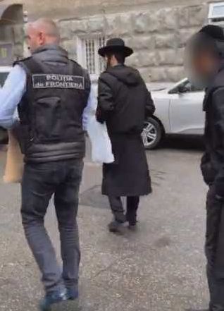 Scandal pe Aeroportul International Chisinau. Trei israelieni i-au batut pe politistii de frontiera pentru ca le-au interzis sa fumeze la bordul avionului de pe cursa Chisinau-Tel Aviv. Indivizii risca 5 ani de puscarie Scandal pe Aeroportul International Chisinau. Trei israelieni i-au batut pe politistii de frontiera pentru ca le-au interzis sa fumeze la bordul avionului de pe cursa Chisinau-Tel Aviv. Indivizii risca 5 ani de puscarie