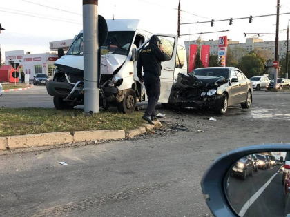 Accident in capitala. Un microbuz de ruta s-a izbit de un stalp dupa ce s-a ciocnit cu un Mercedes - FOTO Accident in capitala. Un microbuz de ruta s-a izbit de un stalp dupa ce s-a ciocnit cu un Mercedes - FOTO