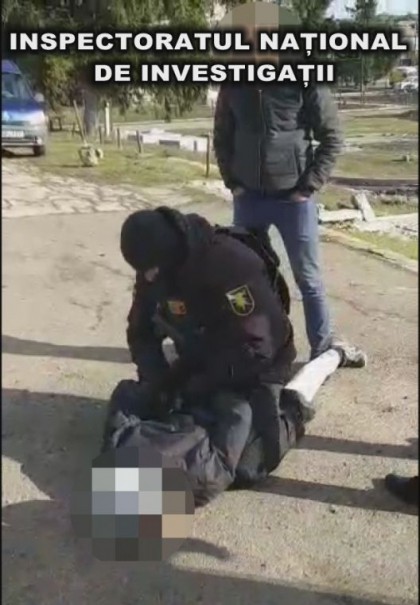 Schema pusa de mai multi detinuti, inchisi la puscarie. Indivizii, aflati in libertate, intrau in casele oamenilor, stiind ca au bani, ii legau mainile si picioarele si ii bateau cu cruzime pana la moarte. 16 persoane, retinute. Cat vor sta dupa gratii - VIDEO Schema pusa de mai multi detinuti, inchisi la puscarie. Indivizii, aflati in libertate, intrau in casele oamenilor, stiind ca au bani, ii legau mainile si picioarele si ii bateau cu cruzime pana la moarte. 16 persoane, retinute. Cat vor sta dupa gratii - VIDEO