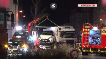 Cel putin 16 persoane au fost ranite, dupa ce un individ, aflat la volanul unui camion furat, a lovit mai multe masini intr-un oras din Germania Cel putin 16 persoane au fost ranite, dupa ce un individ, aflat la volanul unui camion furat, a lovit mai multe masini intr-un oras din Germania