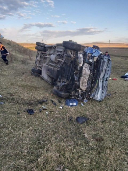 Accident cu 16 raniti, la Telenesti. Un vehicul s-a ciocnit violent cu un microbuz plin cu pasageri, dupa care ambele s-au rasturnat - FOTO