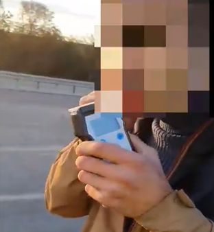 De dimineata, in stare de ebrietate si conducand cu viteza. Cum a fost suprins un sofer, dupa ce a fost oprit de oamenii legii. Cati conducatori au incalcat regulile circulatiei. Politistii anunta verificari intense - VIDEO De dimineata, in stare de ebrietate si conducand cu viteza. Cum a fost suprins un sofer, dupa ce a fost oprit de oamenii legii. Cati conducatori au incalcat regulile circulatiei. Politistii anunta verificari intense - VIDEO