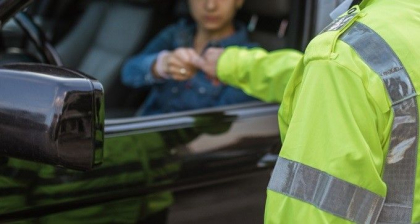 Un sofer a fost amendat pentru ca a baut apa in timp ce se afla la volan Un sofer a fost amendat pentru ca a baut apa in timp ce se afla la volan