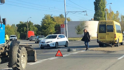 Accident cu implicarea unui microbuz de ruta in apropierea Autogarii de Sud - FOTO