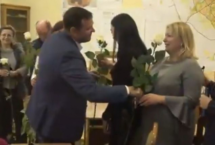 Stop cadru. Andrei Nastase si-a impartit florile cu care a fost intampinat la primarie femeilor care activeaza acolo: „Mie imi place frumosul, iar femeile fac parte din frumos” - FOTO Stop cadru. Andrei Nastase si-a impartit florile cu care a fost intampinat la primarie femeilor care activeaza acolo: „Mie imi place frumosul, iar femeile fac parte din frumos” - FOTO