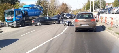 Un Mercedes a lovit un motociclist pe o strada din capitala - VIDEO