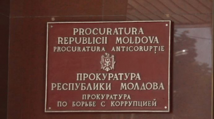 Un procuror, retinut aseara de oamenii legii. Procuratura anunta un briefing de presa in holul intrarii centrale a institutiei Un procuror, retinut aseara de oamenii legii. Procuratura anunta un briefing de presa in holul intrarii centrale a institutiei