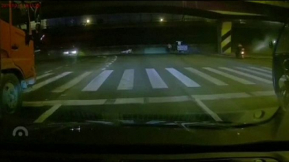 Un pod s-a prabusit in mijlocul orasului, din cauza unui camion. Sunt mai multe victime