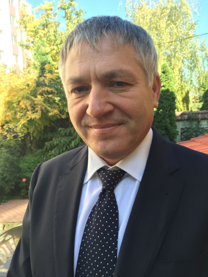 Dupa ce a fost acuzat ca a beneficiat de anumite facilitati pentru a tripla vanzarile companiei sale specializate in exportul de nuci, Dumitru Vicol vine cu o reactie: "Faptul ca fiica s-a casatorit cu fiul domnului Filip este oare o crima? Sau asta inseamna neaparat, ca domnul Filip a inceput sa ne faciliteze afacerea?"