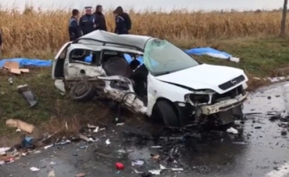 S-au despartit la vama Albita. Moldoveanca care a murit in cumplitul accident din Iasi, impreuna cu viitorul ei sot si parintii lui, a fost luata de familie pentru a fi inmormantata in Moldova S-au despartit la vama Albita. Moldoveanca care a murit in cumplitul accident din Iasi, impreuna cu viitorul ei sot si parintii lui, a fost luata de familie pentru a fi inmormantata in Moldova