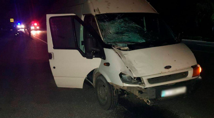 Un barbat a murit, dupa ce a fost lovit in plin de un microbuz la Orhei. Oamenii legii spun ca pietonul era beat si traversa neregulamentar