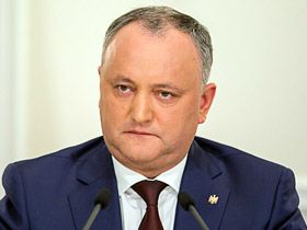 Dodon spune ca i-a trimis lui Putin, drept cadou de ziua lui de nastere, vin moldovenesc