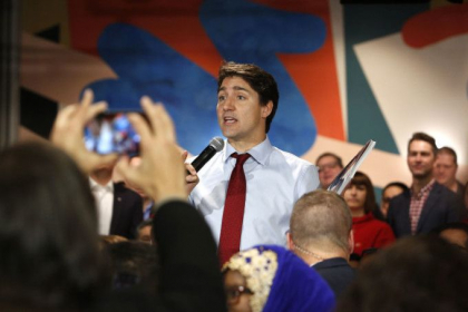 Aparitie neobisnuita a lui Justin Trudeau la un miting. Cum a fost filmat premierul Canadei Aparitie neobisnuita a lui Justin Trudeau la un miting. Cum a fost filmat premierul Canadei