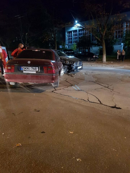 Epopeea accidentelor continua. Doua masini s-au ciocnit violent pe o strada din capitala - FOTO Epopeea accidentelor continua. Doua masini s-au ciocnit violent pe o strada din capitala - FOTO