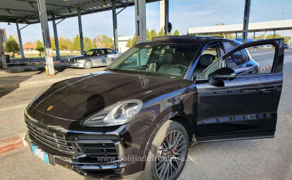 Un moldovean a ramas fara Porsche Cayenne-ul sau de peste 100.000 de euro chiar in timp ce intra in Romania. Tanarul venea din Italia. Ce au descoperit vamesii - FOTO Un moldovean a ramas fara Porsche Cayenne-ul sau de peste 100.000 de euro chiar in timp ce intra in Romania. Tanarul venea din Italia. Ce au descoperit vamesii - FOTO