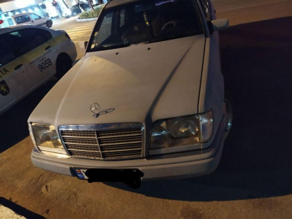 Clipe de groaza pentru un barbat din Cahul. In timp ce urca in automobilul sau, un individ i-a iesit in cale cu un ciocan, l-a amenintat, i-a luat masina si a plecat. Imediat, barbatul a urcat intr-un alt vehicul si a pornit din urma lui. Ce a urmat - FOTO Clipe de groaza pentru un barbat din Cahul. In timp ce urca in automobilul sau, un individ i-a iesit in cale cu un ciocan, l-a amenintat, i-a luat masina si a plecat. Imediat, barbatul a urcat intr-un alt vehicul si a pornit din urma lui. Ce a urmat - FOTO