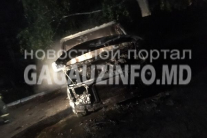 Un automobil a ars la Ceadir-Lunga. Politia: o persoana necunoscuta i-ar fi dat foc - GALERIE FOTO