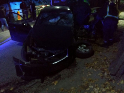 Patru persoane au ajuns in stare grava la spital, dupa ce masina in care se aflau a intrat violent intr-un copac pe o strada din Balti - GALERIE FOTO