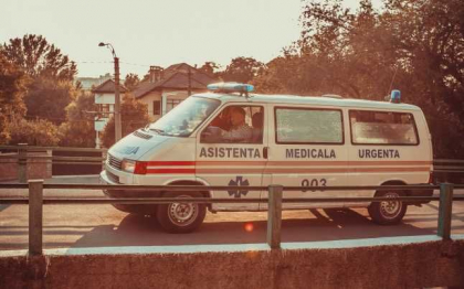 Adus beat la spital, un pacient a sarit la bataie la medici. Incidentul s-a produs la Spitalul de Urgenta, iar un martor se plange ca oamenii legii nu au intervenit rapid pentru ca postul de politie care era acolo a fost scos recent