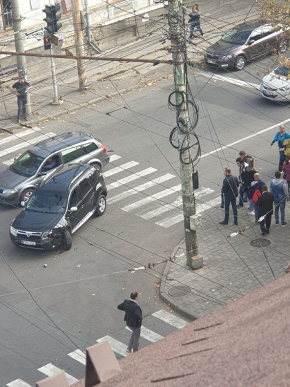 O masina a intrat in pietoni in centrul capitalei, dupa ce a fost lovita puternic de un alt automobil. O femeie, transportata in stare grava la spital - GALERIE FOTO O masina a intrat in pietoni in centrul capitalei, dupa ce a fost lovita puternic de un alt automobil. O femeie, transportata in stare grava la spital - GALERIE FOTO