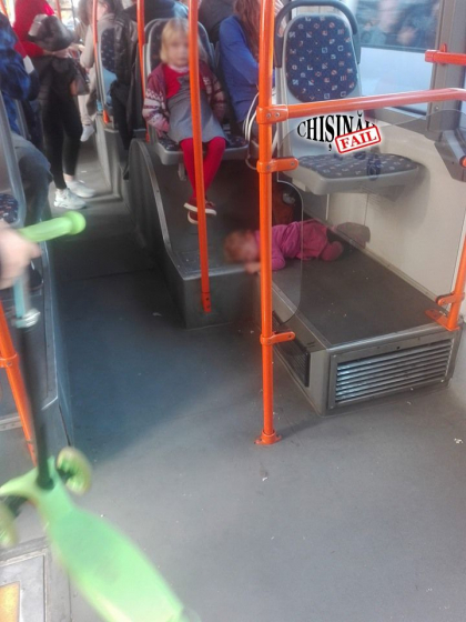 Imagini revoltatoare intr-un troleibuz din capitala. O fetita, surprinsa la podea, langa un scaun. Martorii spun ca micuta ar fi adormit - FOTO Imagini revoltatoare intr-un troleibuz din capitala. O fetita, surprinsa la podea, langa un scaun. Martorii spun ca micuta ar fi adormit - FOTO