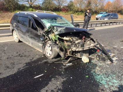 Imagini dupa impact. Cum arata Renault-ul care s-a izbit in troleibuz, la Stauceni - GALERIE FOTO Imagini dupa impact. Cum arata Renault-ul care s-a izbit in troleibuz, la Stauceni - GALERIE FOTO