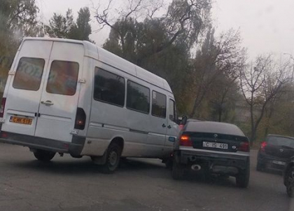 Un BMW s-a ciocnit cu un microbuz de ruta pe o strada din capitala - FOTO