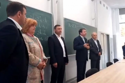 URMARESTE LIVE. Andrei Nastase isi face campanie electorala in timpul orelor la o universitate din capitala URMARESTE LIVE. Andrei Nastase isi face campanie electorala in timpul orelor la o universitate din capitala