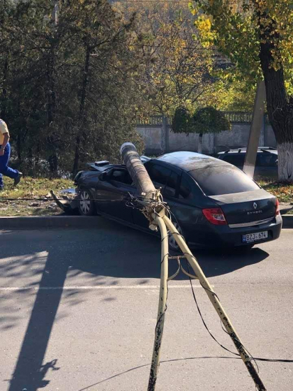 A pierdut controlul volanului, a lovit violent un pilon si l-a doborat, iar acesta a cazut peste automobil. Accidentul, produs la Hancesti - FOTO A pierdut controlul volanului, a lovit violent un pilon si l-a doborat, iar acesta a cazut peste automobil. Accidentul, produs la Hancesti - FOTO