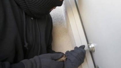 Furt la Glodeni. Faptasii au sustras 36 de telefoane mobile si trei tablete