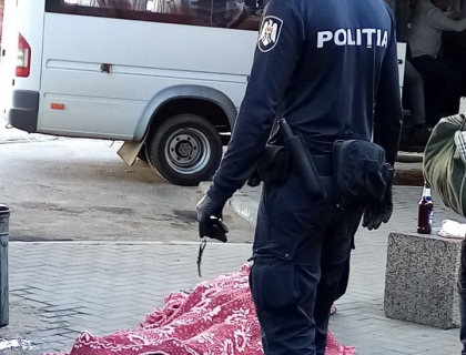 Un barbat a decedat in Piata Centrala din capitala. Martorii - speriati, oamenii legii se afla la fata locului Un barbat a decedat in Piata Centrala din capitala. Martorii - speriati, oamenii legii se afla la fata locului