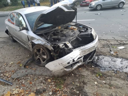 Accident violent pe o strada din capitala. Un Chevrolet, la volanul caruia se afla o femeie, a intrat cu viteza intr-o Skoda. In urma impactului, Skoda a ajuns intr-un copac - FOTO Accident violent pe o strada din capitala. Un Chevrolet, la volanul caruia se afla o femeie, a intrat cu viteza intr-o Skoda. In urma impactului, Skoda a ajuns intr-un copac - FOTO