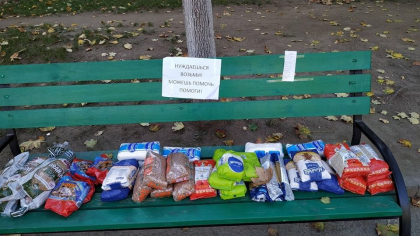 Un exemplu demn de urmat. O persoana necunoscuta a lasat, pe o banca dintr-un parc din capitala, produse alimentare pentru oamenii nevoiasi - FOTO