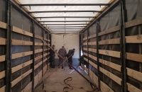 Operatiune speciala efectuata de SIS pe soseaua Bender-Anenii Noi-Chisinau. Un autocamion cu tigari in valoare de aproape 2 milioane de lei care mergea din regiunea transnistreana spre UE, retinut de oamenii legii. Cum au incercat sa le ascunda faptasii - FOTO Operatiune speciala efectuata de SIS pe soseaua Bender-Anenii Noi-Chisinau. Un autocamion cu tigari in valoare de aproape 2 milioane de lei care mergea din regiunea transnistreana spre UE, retinut de oamenii legii. Cum au incercat sa le ascunda faptasii - FOTO