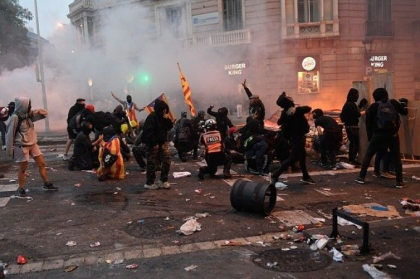 In Catalonia au avut loc cele mai violente proteste din ultimul deceniu: 207 agenti raniti In Catalonia au avut loc cele mai violente proteste din ultimul deceniu: 207 agenti raniti