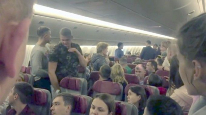 Un barbat beat a incercat sa deschida usa unui avion. Ce i-au facut pasagerii - VIDEO Un barbat beat a incercat sa deschida usa unui avion. Ce i-au facut pasagerii - VIDEO