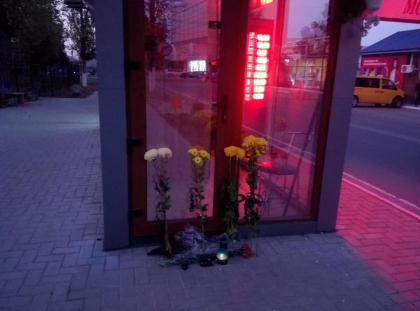 Causenenii - in lacrimi. Oamenii au depus flori si lumanari in fata oficiului unde lucrau cei doi tineri care au decedat in teribilul accident - GALERIE FOTO Causenenii - in lacrimi. Oamenii au depus flori si lumanari in fata oficiului unde lucrau cei doi tineri care au decedat in teribilul accident - GALERIE FOTO