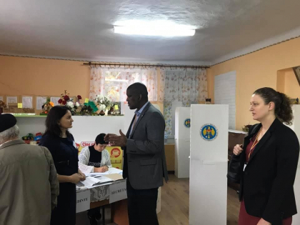 Ambasadorul Dereck J. Hogan si echipele de observatori ai Ambasadei SUA la Chisinau monitorizeaza alegerile locale: „Pentru a incuraja un scrutin liber, corect si transparent” - FOTO Ambasadorul Dereck J. Hogan si echipele de observatori ai Ambasadei SUA la Chisinau monitorizeaza alegerile locale: „Pentru a incuraja un scrutin liber, corect si transparent” - FOTO