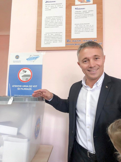 Insotit de sotie si cei 7 copii ai sai, Teodor Carnat a votat - FOTO