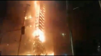 Zgarie-nori incendiat in mijlocul noptii de protestatari. Protestele deosebit de violente care matura capitala chiliana Zgarie-nori incendiat in mijlocul noptii de protestatari. Protestele deosebit de violente care matura capitala chiliana