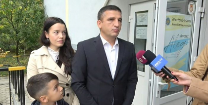 Primul scrutin in calitate de candidat. Vlad Turcanu si-a dat votul, alaturi de sotia si fiul sau Primul scrutin in calitate de candidat. Vlad Turcanu si-a dat votul, alaturi de sotia si fiul sau