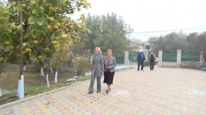 De mana cu mama ei, Irina Vlah a mers la vot. Bascanul Gagauziei sustine ca acest scrutin este mai linistit ca cele anterioare: „Mereu cand ne apropiam de sectia de votare apareau niste conflicte rasunatoare” - VIDEO