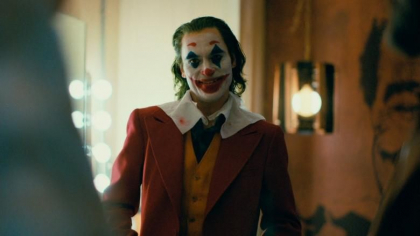 Un lacatus, confundat cu Joker. Barbatul mergea la munca cu un topor si un ciocan Un lacatus, confundat cu Joker. Barbatul mergea la munca cu un topor si un ciocan